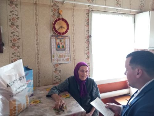 В Верхнеуслонском районе продолжается вручение подарочных наборов к Дню Победы