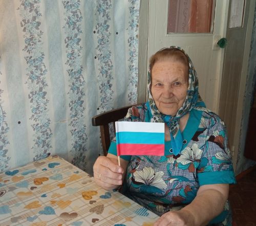 Соцработники в Верхнеуслонском районе провели для подопечных мастер-класс к Дню России