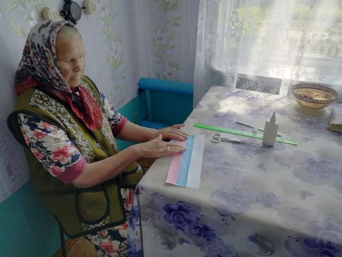Соцработники в Верхнеуслонском районе провели для подопечных мастер-класс к Дню России