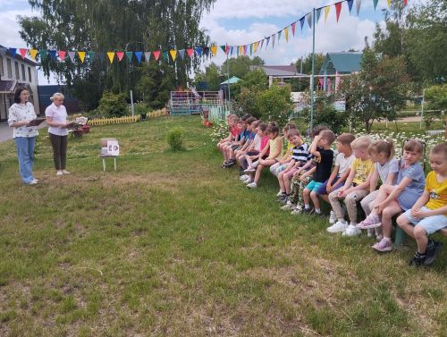 Районная Детская библиотека для ребят детского сада провела литературно – игровой час «Путешествие в мир Пушкина или один день в Лукоморье»