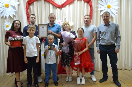 Семье Морозенковых из Нижнего Услона вручили медаль «За любовь и верность»