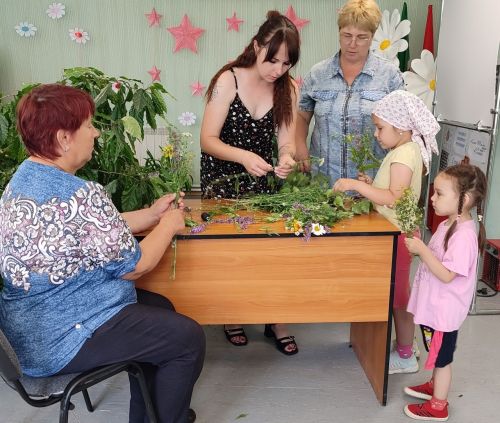 В Соболевском прошел мастер-класс по плетению венков