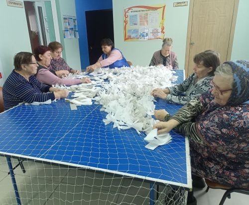 В Макулове продолжается работа по плетению маскировочных сетей