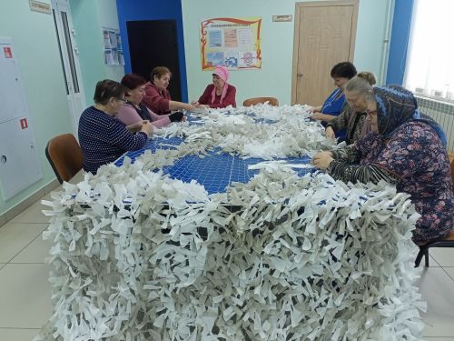 В Макулове продолжается работа по плетению маскировочных сетей