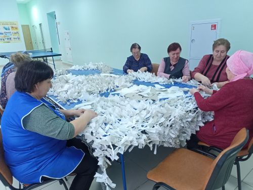 В Макулове продолжается работа по плетению маскировочных сетей