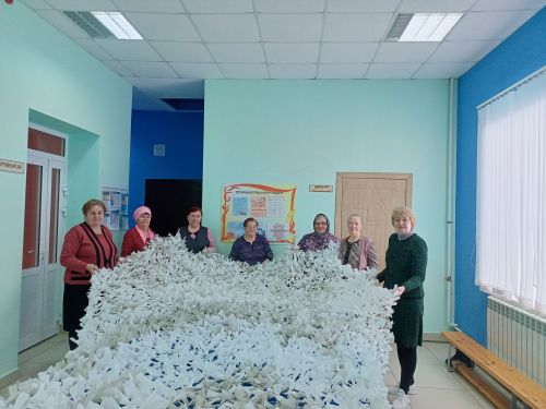 В Макулове продолжается работа по плетению маскировочных сетей