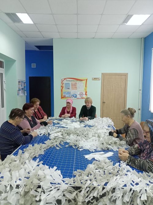 В Макулове продолжается работа по плетению маскировочных сетей