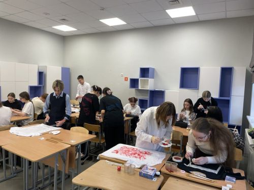 Школьники из Иннополиса своими руками сделали стильные футболки