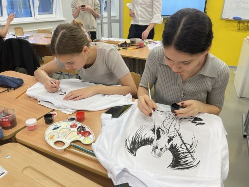 Школьники из Иннополиса своими руками сделали стильные футболки