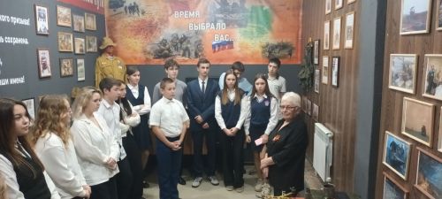 Живая связь поколений: экскурсия в «Музее памяти» объединила героев разных эпох