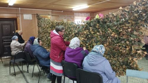 Волонтеры в Татарстане плетут маскировочные сети для участников СВО