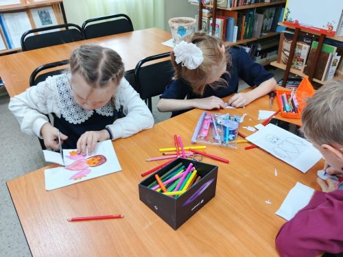 Печище балалары әтиләренә бәйрәм открыткалары ясадылар