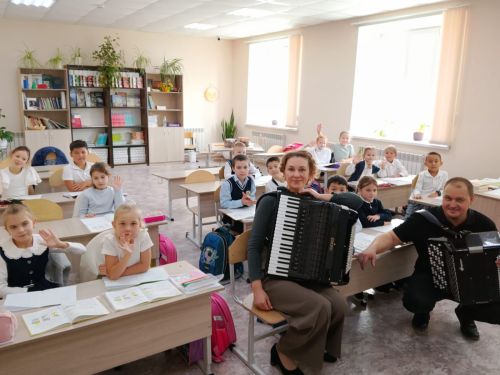 Баян как диалог: педагоги-музыканты открыли первоклассникам «Чудо»