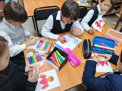 Печище балалары әтиләренә бәйрәм открыткалары ясадылар