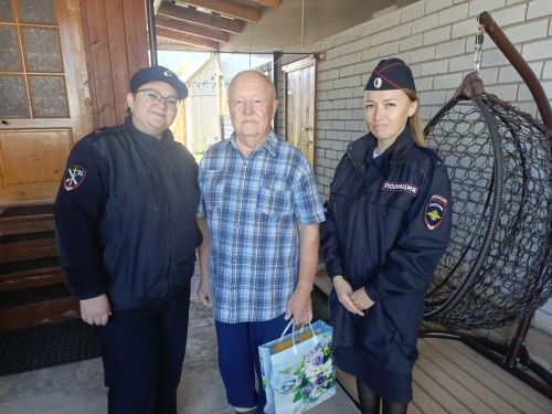 Верхнеуслонские полицейские поздравили ветеранов с Днем пожилого человека