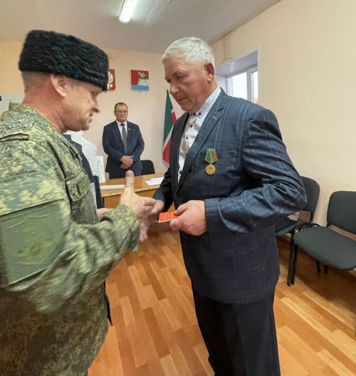 Вклад в Победу: пенсионер из Маматкозина награжден медалью «За помощь СВО»
