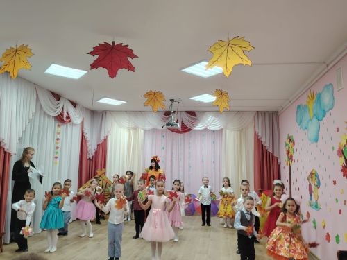 В «Березке» воспитанники проводили осень стихами и песнями