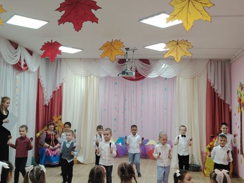 В «Березке» воспитанники проводили осень стихами и песнями