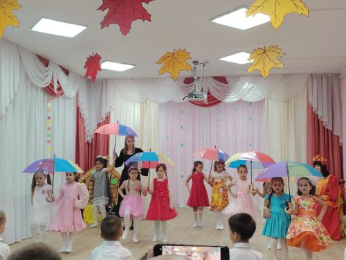 В «Березке» воспитанники проводили осень стихами и песнями