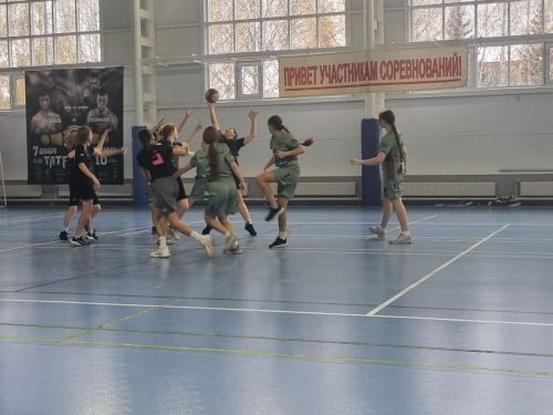 Баскетболистки Макуловской школы победили в муниципальном этапе КЭС-БАСКЕТ