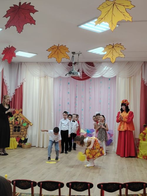 В «Березке» воспитанники проводили осень стихами и песнями