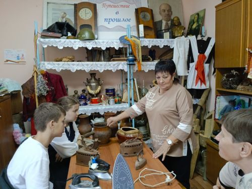 Выставка «Вещей забытых голоса» для школьников в Кильдеевском СДК