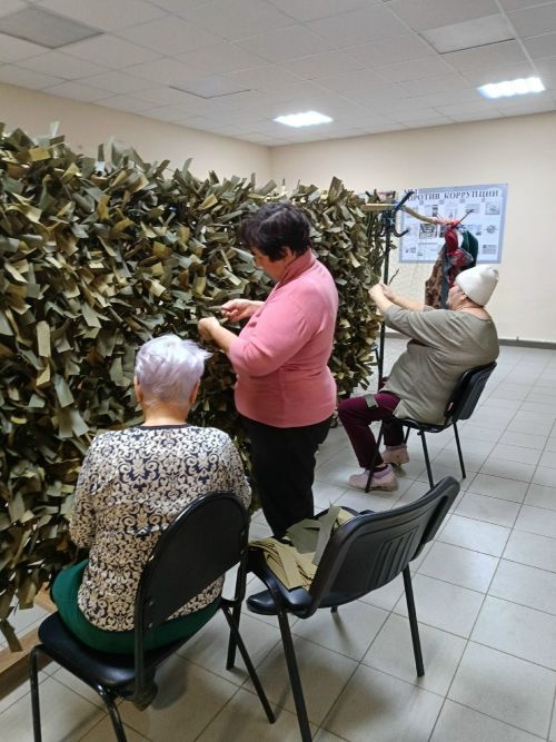 Жители Вахитова плетут маскировочные сети для участников СВО