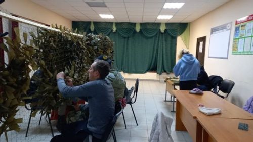 Жители Вахитова плетут маскировочные сети для участников СВО