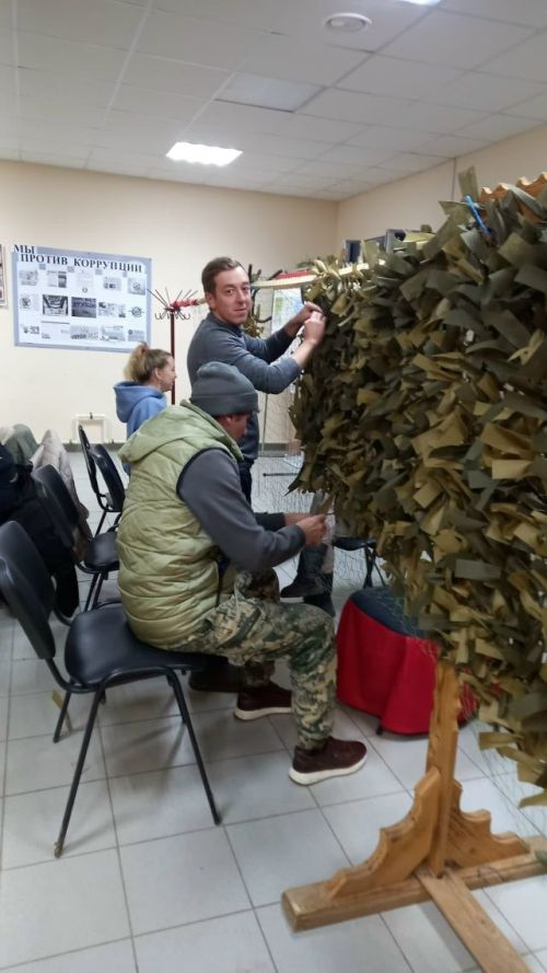 Жители Вахитова плетут маскировочные сети для участников СВО