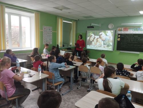 Гимназиядә кәрәзле телефонның файдасы һәм зарары турында сөйләштеләр