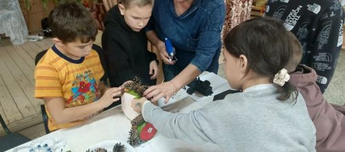 Мастер-класс по созданию домиков для белочек прошел в Ямбулатовском СДК