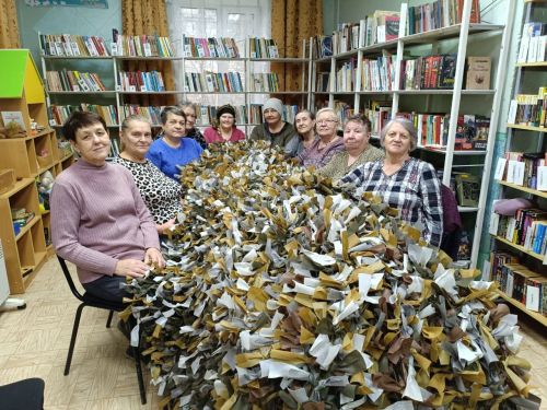 Волонтеры «Добрые руки» плетут маскировочные сети в Русском Макулове