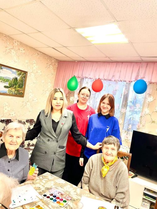 Активисты «Движения Первых» провели новогодний мастер-класс для пожилых