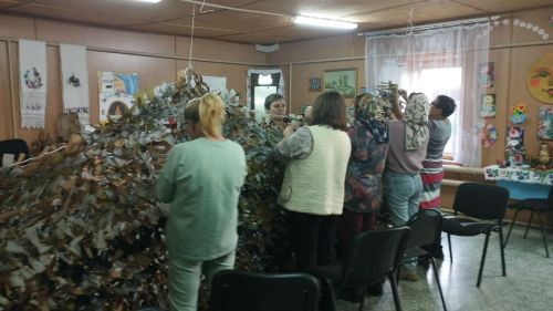 Волонтеры Ямбулатова изготовили маскировочные сети для зоны СВО к холодам