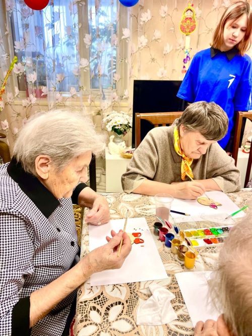 Активисты «Движения Первых» провели новогодний мастер-класс для пожилых