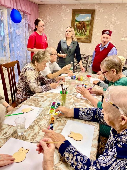 Активисты «Движения Первых» провели новогодний мастер-класс для пожилых