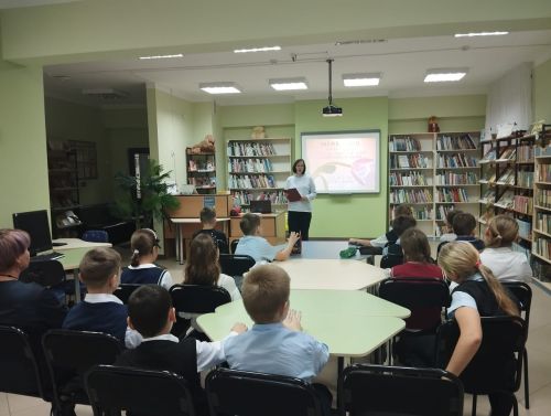 Балалар китапханәсендә укучылар Әниләр көненә әзерләнде