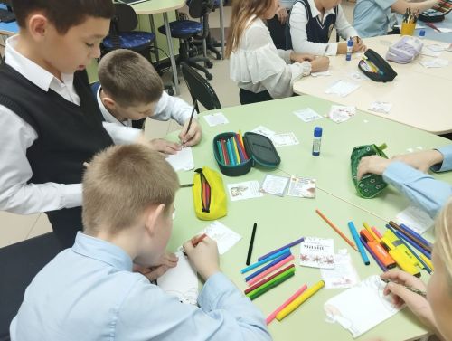 Балалар китапханәсендә укучылар Әниләр көненә әзерләнде