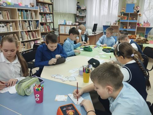 Школьники в Верхнем Услоне создали открытки ко Дню матери
