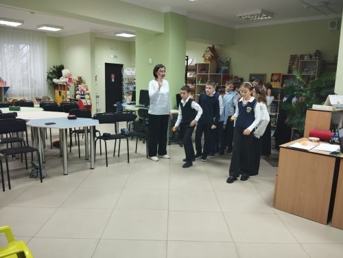 Школьники в Верхнем Услоне создали открытки ко Дню матери