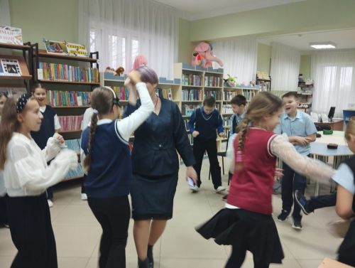 Балалар китапханәсендә укучылар Әниләр көненә әзерләнде