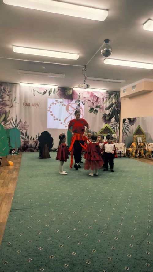 Верхнеуслонские дошколята показали мамам «Красную Шапочку»