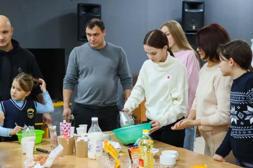 Подростки в Верхнем Услоне приготовили торт для мам в честь праздника