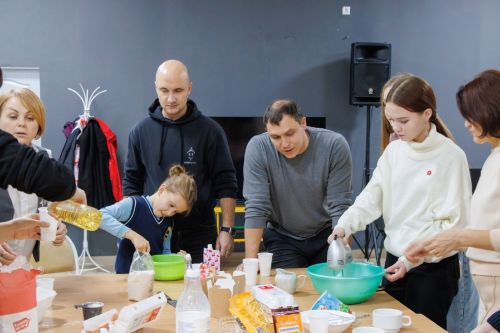 Подростки в Верхнем Услоне приготовили торт для мам в честь праздника