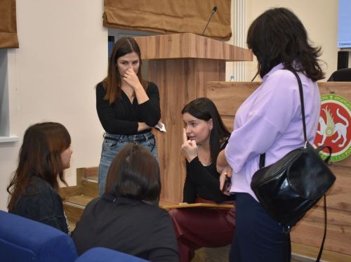 Власть и бизнес Верхнего Услона собрались на итоговую встречу и помогли детям