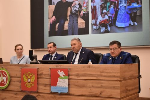 Власть и бизнес Верхнего Услона собрались на итоговую встречу и помогли детям