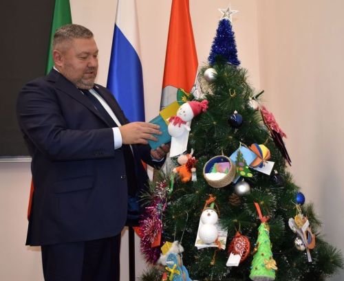 Власть и бизнес Верхнего Услона собрались на итоговую встречу и помогли детям