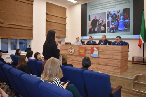 Власть и бизнес Верхнего Услона собрались на итоговую встречу и помогли детям
