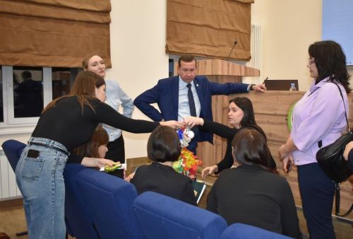 Власть и бизнес Верхнего Услона собрались на итоговую встречу и помогли детям