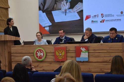 Власть и бизнес Верхнего Услона собрались на итоговую встречу и помогли детям